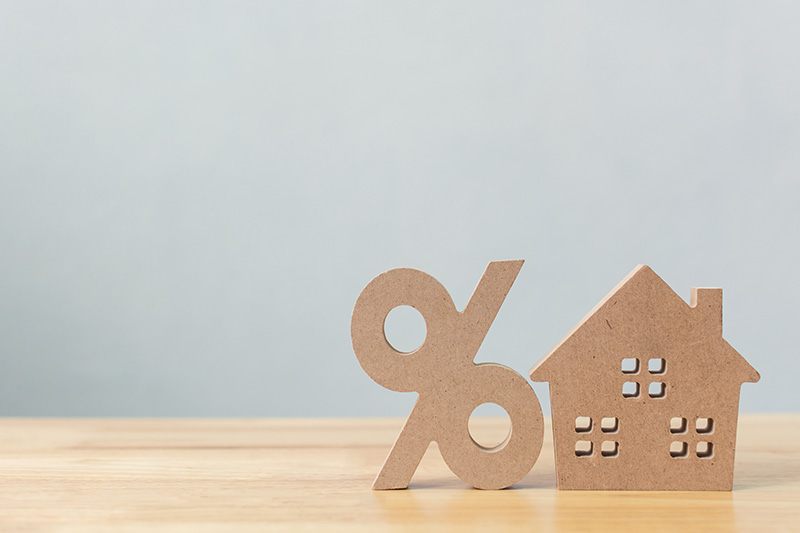 model house with percentage sign next to it